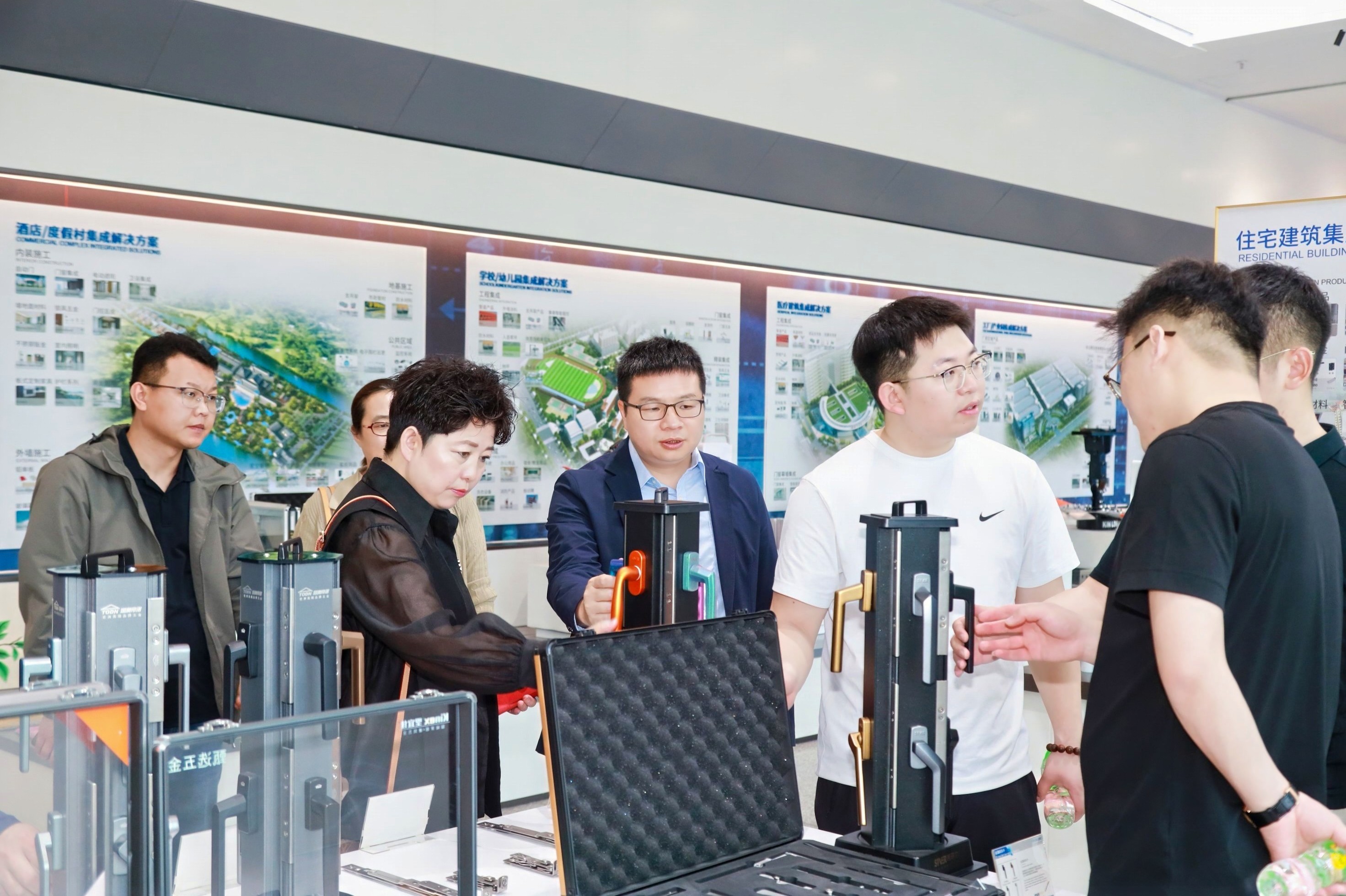 携手促发展 | 数百家企业客户走进坚朗共探新征程